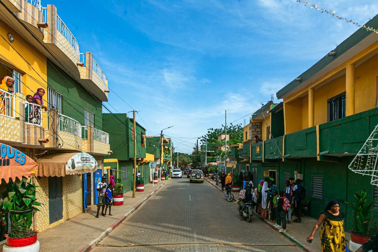 Rue animée Thiès commerces architecture colorée Sénégal