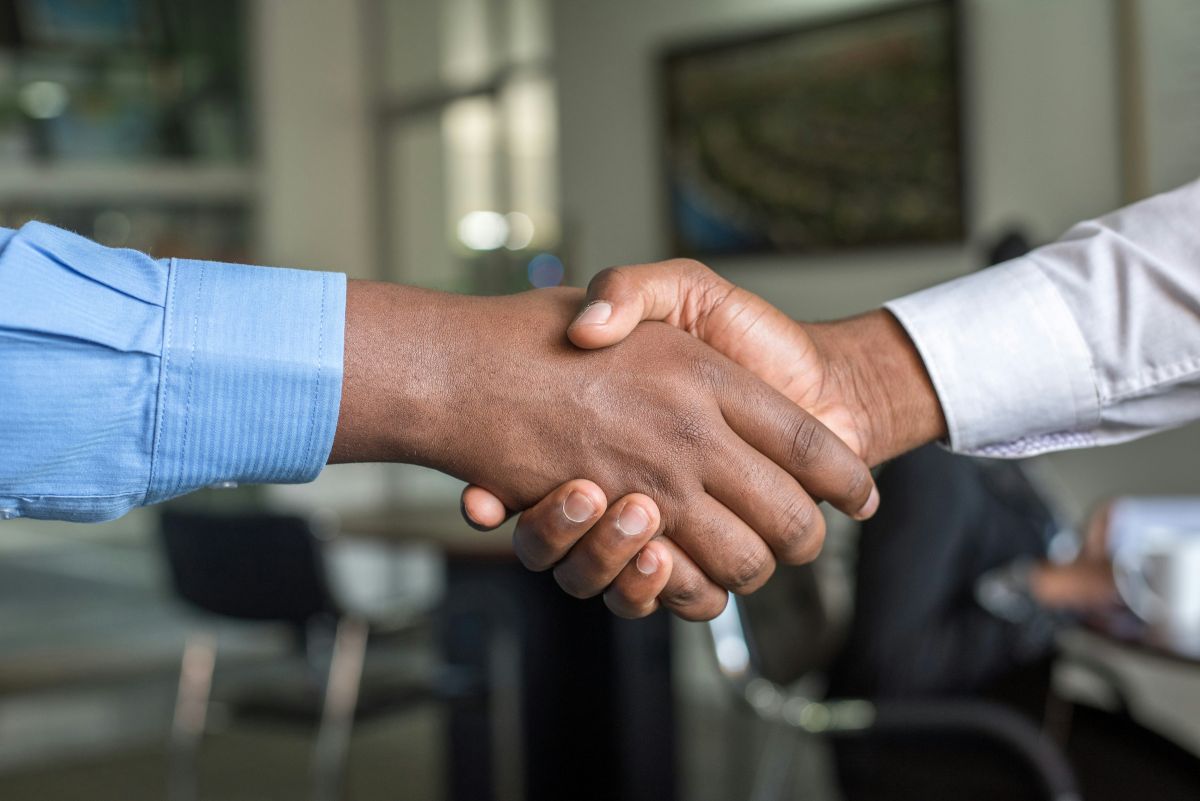 Poignée de main accord contrat construction villa Sénégal