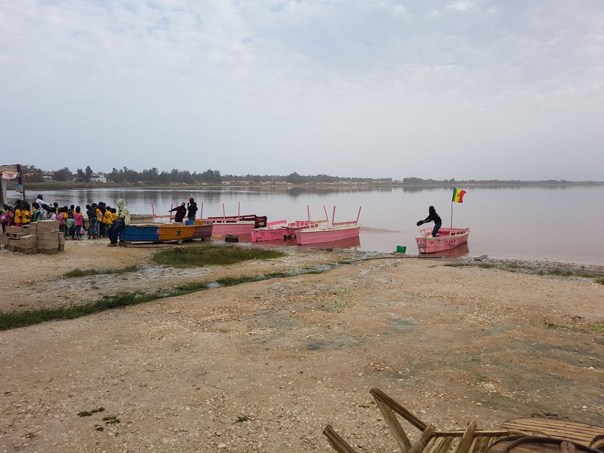 Lac Rose pirogues colorées Sénégal proche Rufisque site touristique