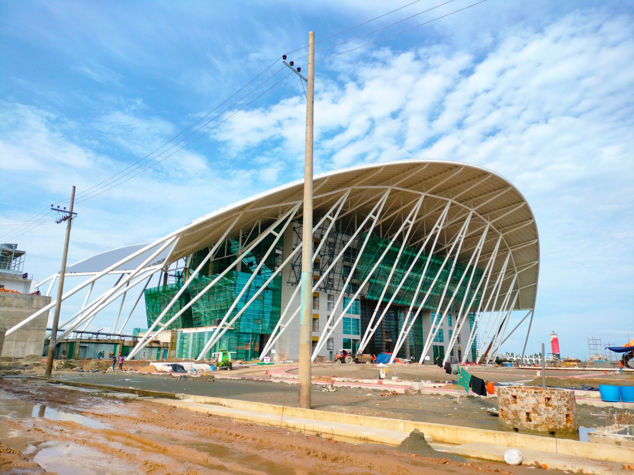 Bâtiment moderne en construction architecture contemporaine Sénégal