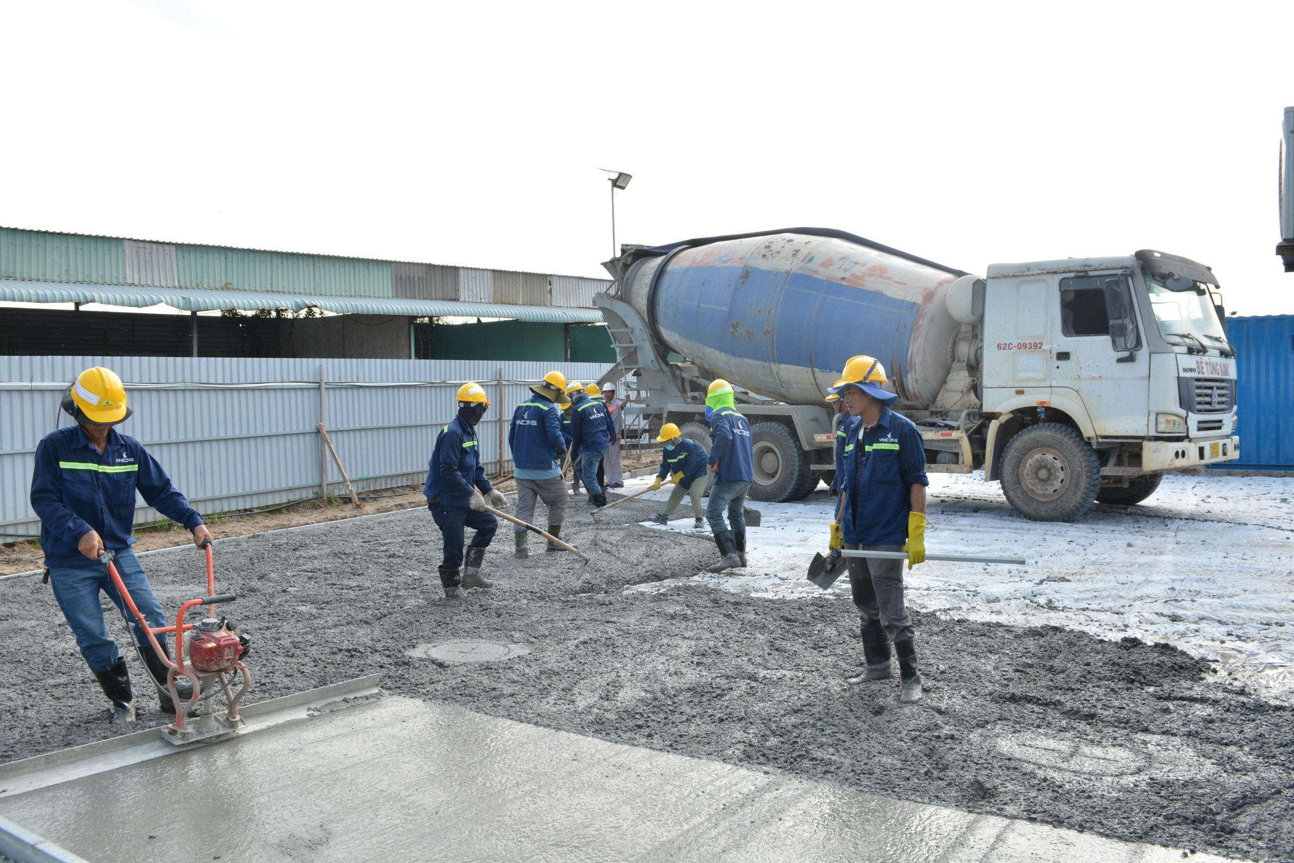 Équipe chantier coulée béton camion toupie GDS Construction