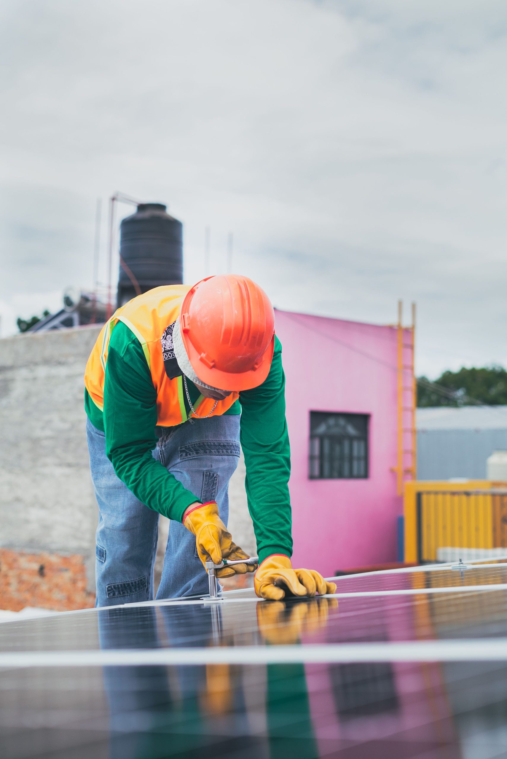 Installateur solaire africain pose panneaux toiture Sénégal