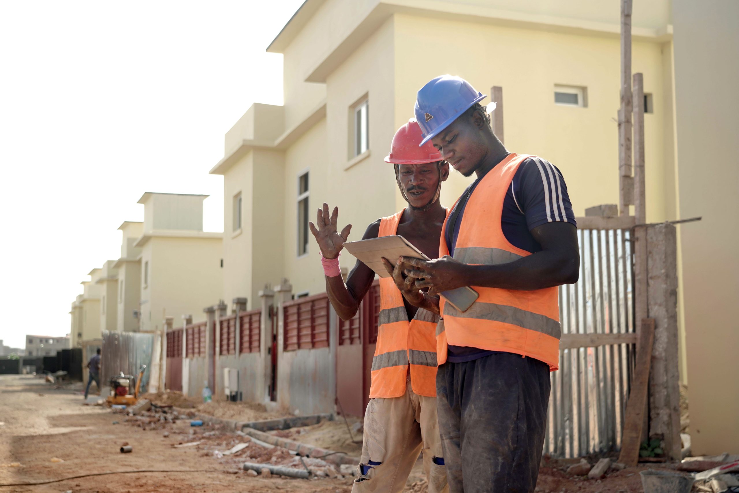 Équipe de construction chantier maisons Sénégal ouvriers qualifiés