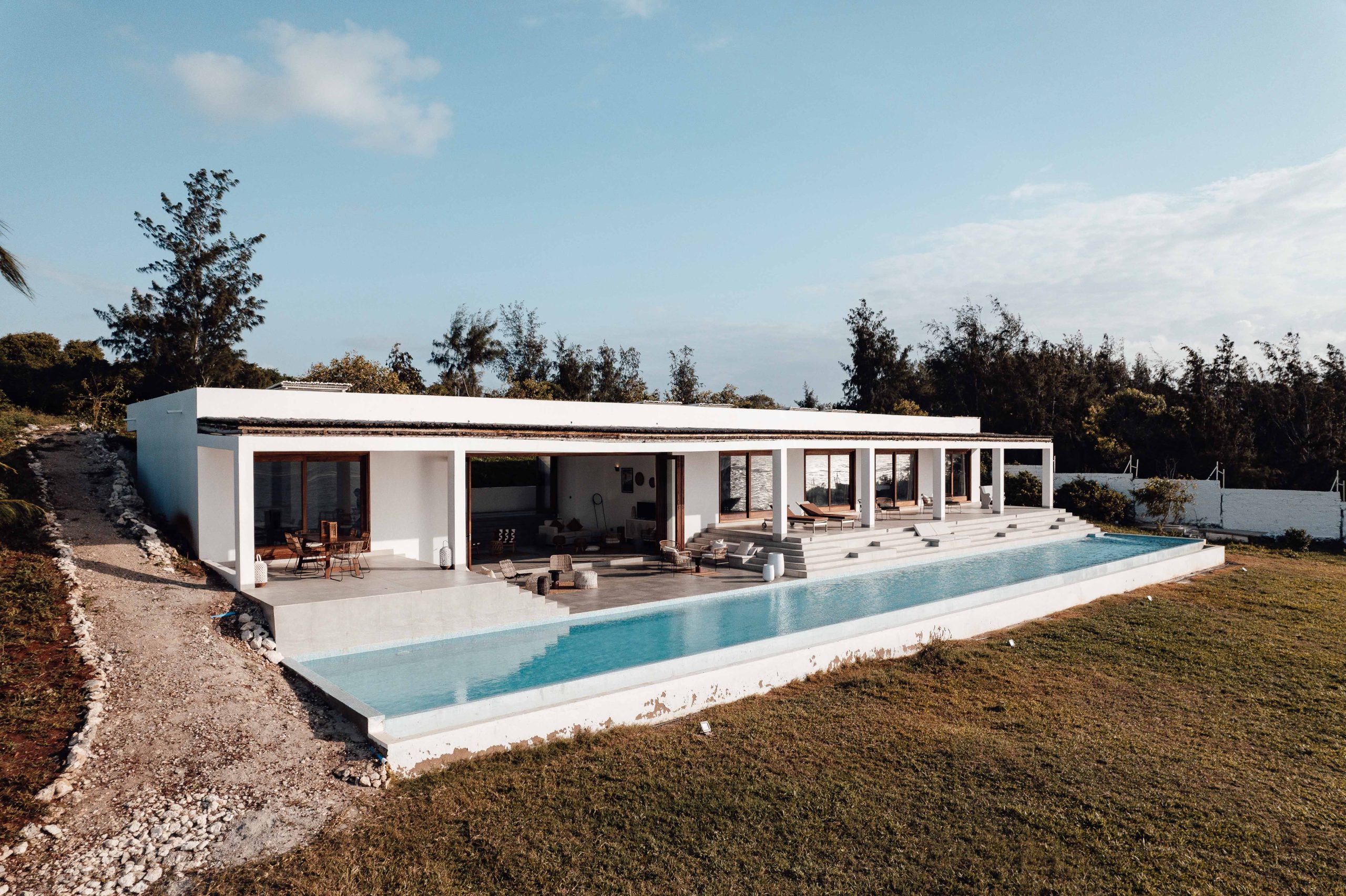 Villa contemporaine piscine débordement jardin tropical Diamniadio