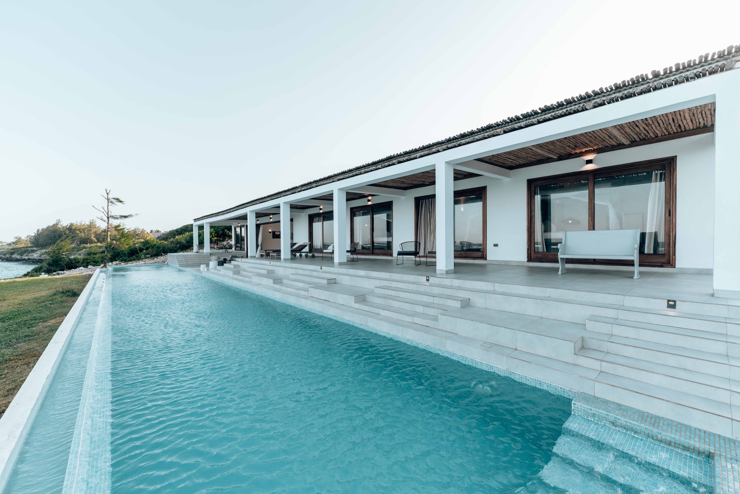 Villa moderne piscine infinie terrasse bois Sénégal