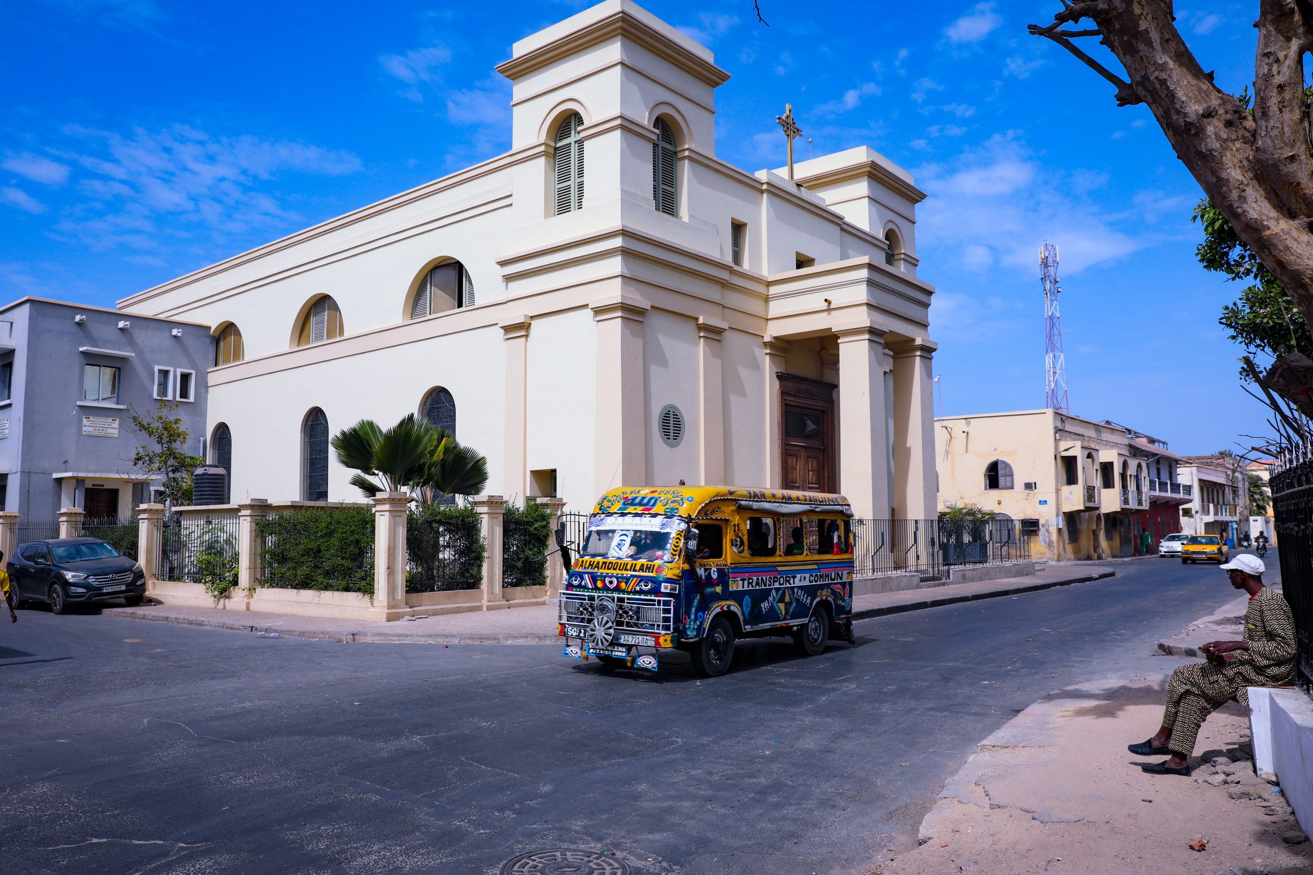 Rue animée Dakar architecture coloniale car rapide transport
