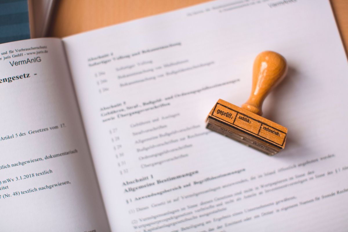 Document officiel tampon vérification titre foncier