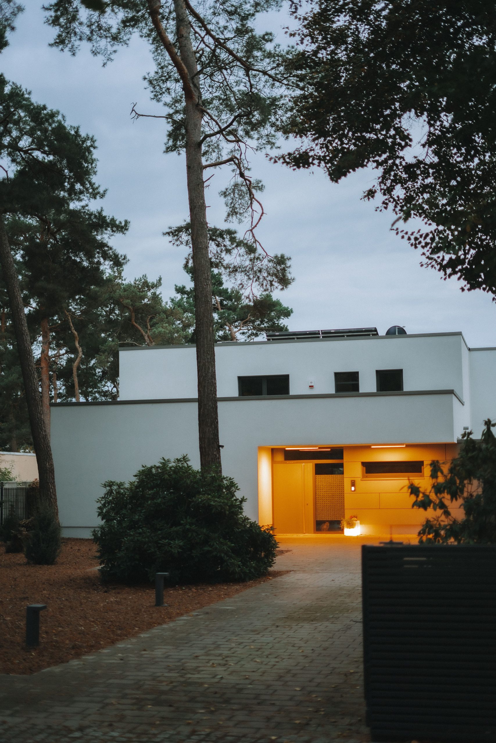 Villa moderne éclairée de nuit autonomie électrique énergie solaire Sénégal