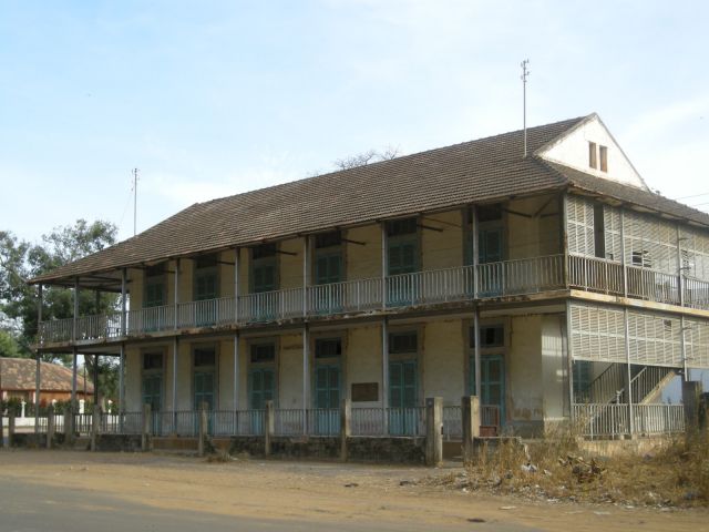 Bâtiment colonial historique Thiès patrimoine architectural Sénégal