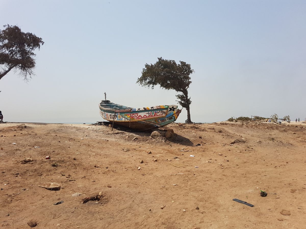Pirogue traditionnelle plage Rufisque patrimoine maritime Sénégal