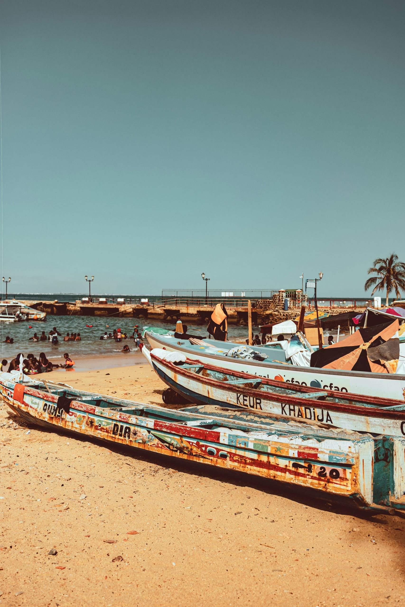 Pirogues pêcheurs plage Mbour port traditionnel Sénégal